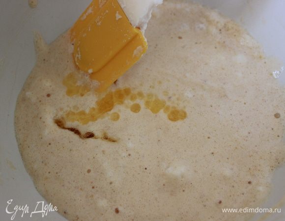 Добавить растопленное масло. 