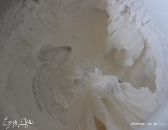 Шоколадный бисквит без муки:
Белки взбить с сахаром до устойчивых пик.