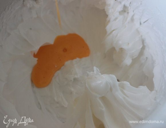 Слегка взбить желтки и добавить их к меренге. 