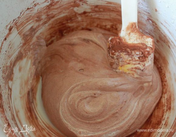 осторожно перемешать силиконовой лопаткой. Распределить тесто в форме.
Выпекать при температуре 170С 8-10 минут или до пробы на чистую зубочистку.