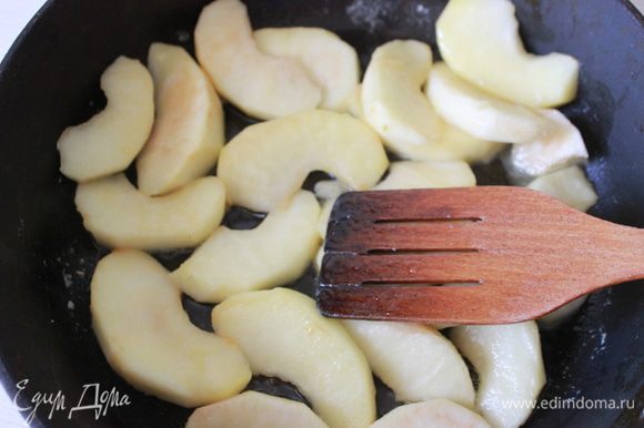 Карамельные яблоки Яблоки очистить и нарезать дольками. Нагреть сковороду, выложить яблоки и масло. Готовить 6-8 минут, пока яблоки не станут более мягкими.