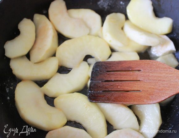 Карамельные яблоки
Яблоки очистить и нарезать дольками.
Нагреть сковороду, выложить яблоки и масло. Готовить 6-8 минут, пока яблоки не станут более мягкими.