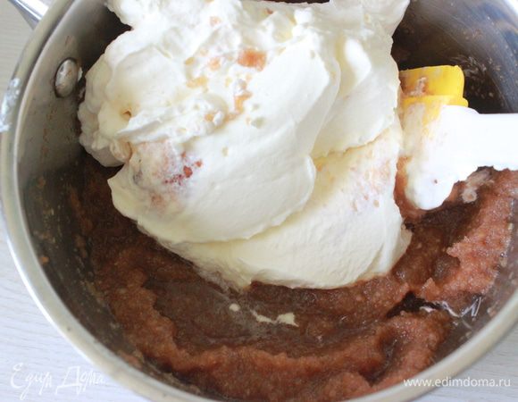 Измельчить яблоки в пюре.
Немного нагреть яблочное пюре и растворить в нем желатин. Дать остыть до комнатной температуры.
Охлажденные сливки взбить до мягкий пик и ввести в яблочное пюре.