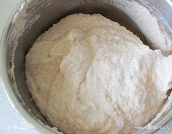 Застелить поверхность ацетатной пленкой, сверху поставить кондитерское кольцо.