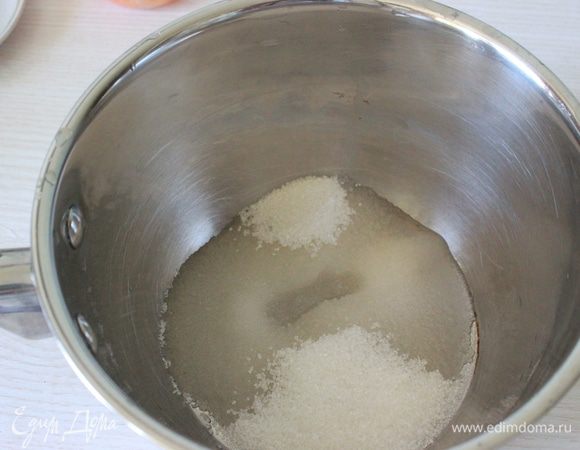 Карамельный мусс с корицей: 
Замочить желатин в холодной воде.
В  небольшом сотейнике смешать сахар и воду. Приготовить карамель.