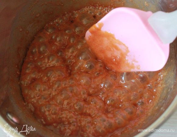 Тем временем смешать 100 г сливок с корицей. Нагреть до кипения.
Желтки взбить с сахаром до посветления.
Когда карамель готова, влить горячие сливки и перемешать до объединения. Вернуть смесь на средний огонь и довести до 115С.