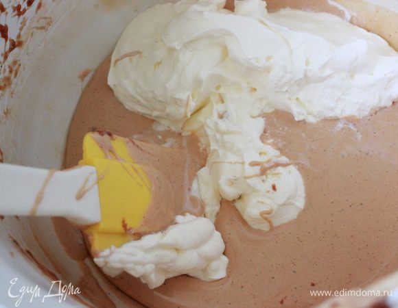 Сливки взбить до мягких пик и ввести в карамельную массу.