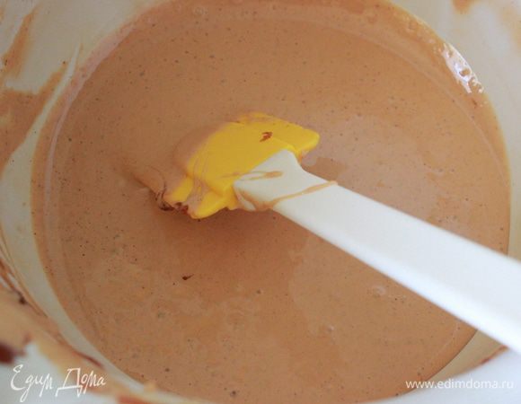 Не прекращая взбивать, влить карамельную смесь в желтки. Взбить до объединения. Добавить желатин.