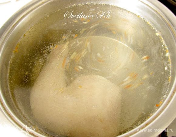 Куриный окорочок залить водой, довести до кипения, снять пену. Добавить соль и специи. У меня "Весенняя приправа". Варить до мягкости.