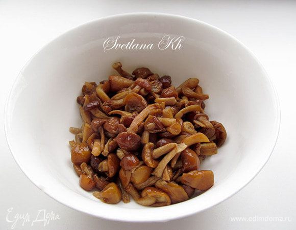 Грибы разморозить, промыть, слить воду.