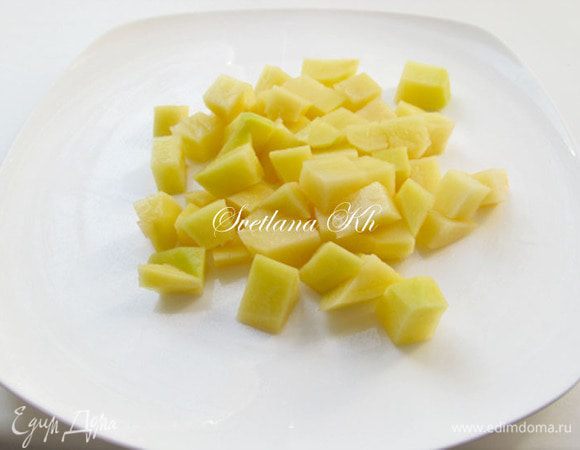 Картофель нарезать мелкими кубиками, добавить в бульон.