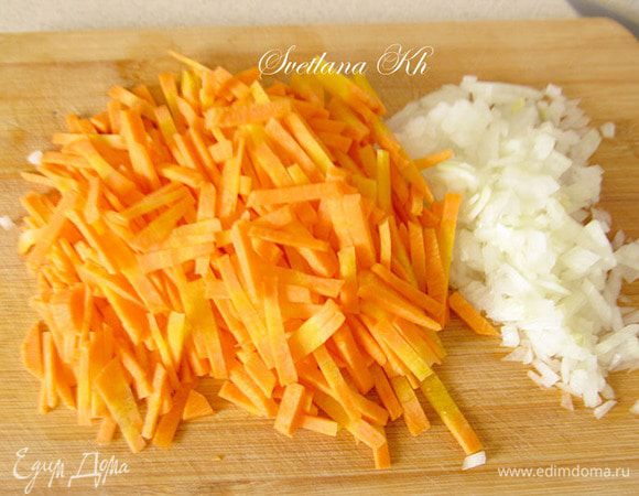 Лук и морковь мелко нарезать. Я не тру морковь на терке, всегда нарезаю соломкой вручную. Часть моркови и лука  добавить в бульон к курице и картофелю.