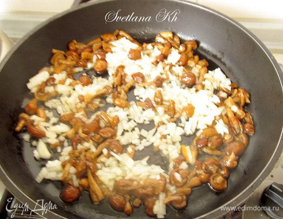 Грибы поджарить в малом количестве растительного масла, добавить оставшийся лук и морковь. Соединить с бульоном.