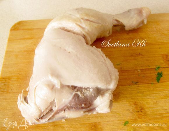 Куриное мясо достать из бульона, освободить от кожицы и костей, нарезать кусочками и снова положить в суп.