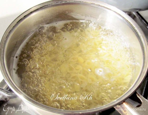 Макаронные изделия отварить отдельно. Это могут быть ракушки или мелкая вермишель. Отдельно  отваривают для того, чтобы в супе они не раскисали, если он вдруг останется у вас на завтрашний день.  По этому же принципу готовят лагман, отваривая лапшу отдельно.
 В тарелки кладут отваренные макаронные изделия, наливают суп.Посыпают нарезанной зеленью и подают.