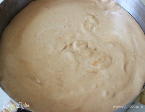 Распределить карамельный мусс сверху шоколадного бисквита 