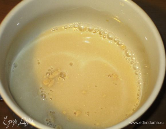 Дрожжи растворить в  теплой воде.