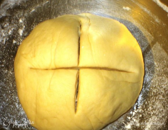 Вымесить тесто несколько минут, сделать крестообразный надрез сверху, накрыть салфеткой и оставить подходить на 2 часа.