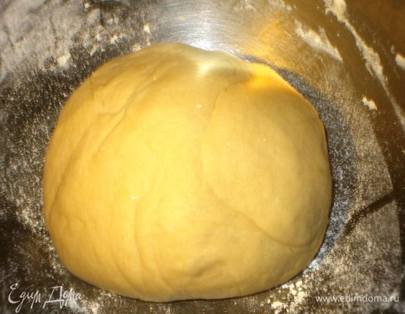  Добавить сливочное масло комнатной температуры, сахар, муку,щепотку соли и замесить тесто.