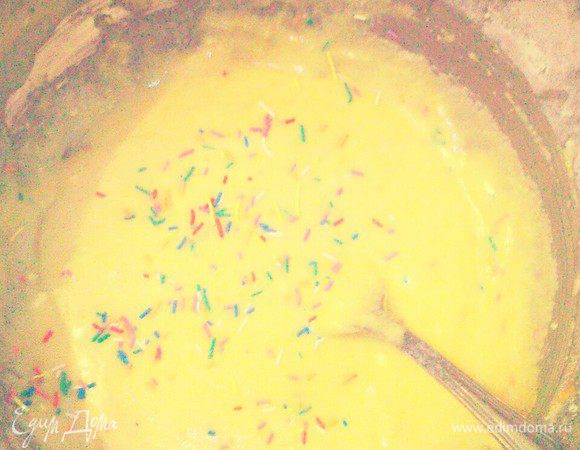 Затем манку и конфетти. Заместить тесто. Когда при выпекание конфетти будет таять, оно оставит яркие следы внутри теста. Получится очень ярко и красочно. 