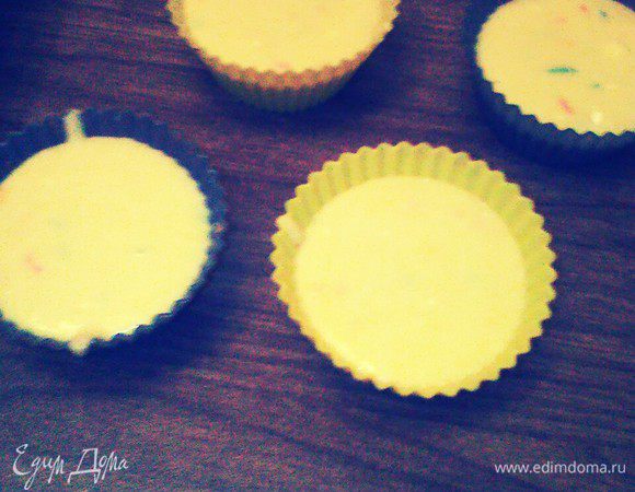 Разлить тесто по формам. 