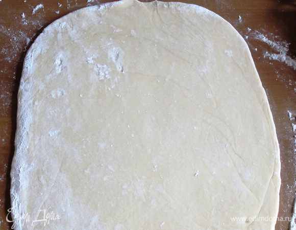 Тесто обмять и раскатать  в пласт толщиной 1 см.