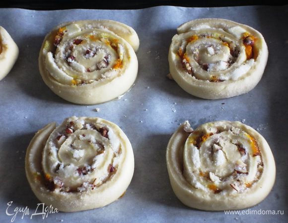 Нарезать рулет на одинаковые кусочки, шириной примерно 1.5 см , выложить на противень с пергаментом и оставить на 30 минут.