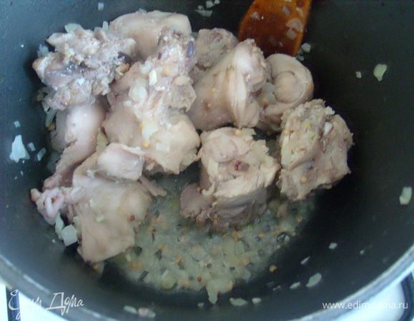 Порубить тушку кролика на небольшие порционные кусочки. Мясо кролика замариновать в смеси вина, измельченного чеснока и горчицы в течение 8 часов. Обжарить в сотейнике маринованного кролика с измельченной луковицей до мягкости лука.