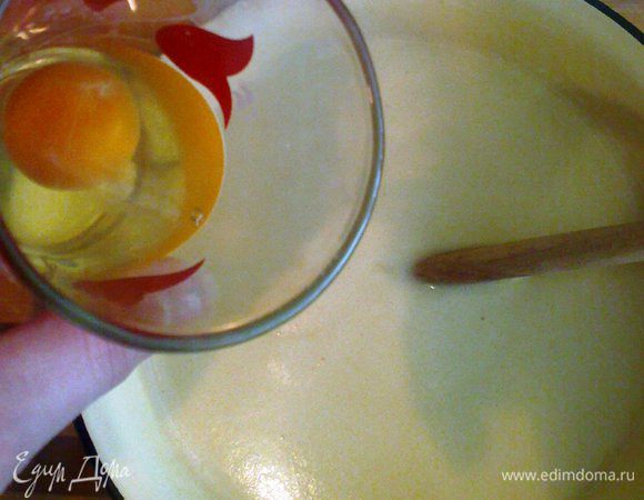 Когда масса чуть-чуть остынет, вводим яйца по одному,тщательно вымешивая.