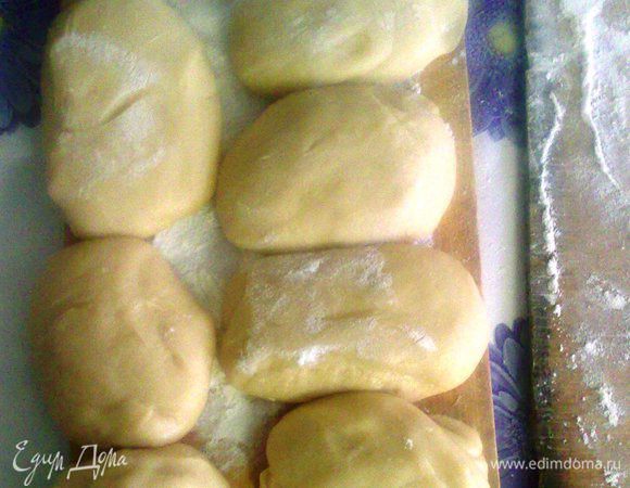 Через 2 часа берём наше тесто и разделяем его на части. Сначала я разделила на 7 частей, а в ходе работы получилось 11 кусков.