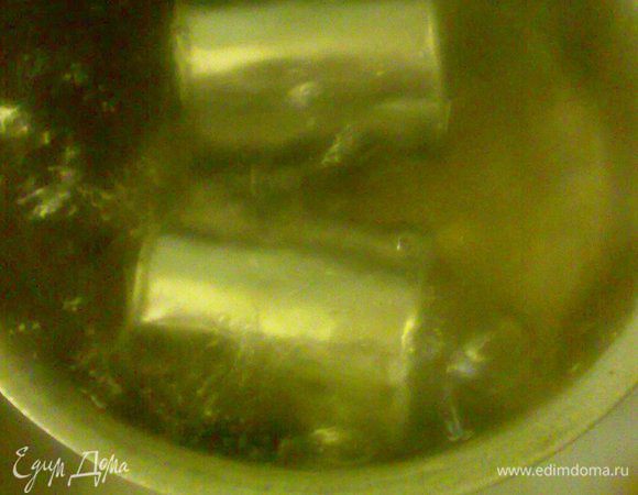 Займемся приготовлением крема.
Поставим 2 банки сгущёнки варить ~ на 2 часа. Следите, чтобы вся вода не испарилась!!!