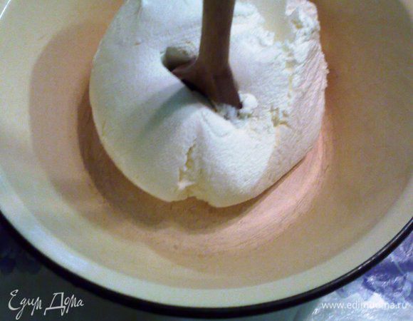 Отцеженную сметану и уже сваренную сгущёнку смешиваем, добавляем ванильный сахар.