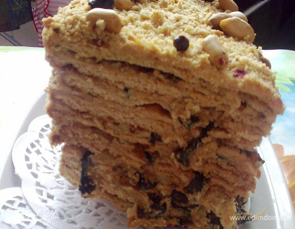 Оставляем 1 или 2 коржа для посыпки. Перетираем их и посыпаем сверху уже готовый торт.Сверху я урасила смородиной и арахисом.
Оставляем торт пропитываться на часов 12.