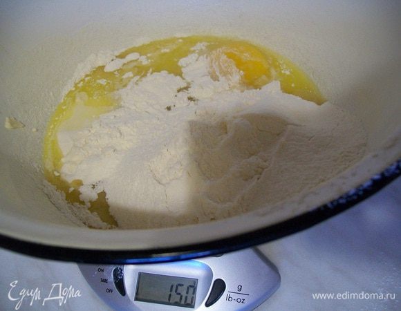 Сливочное масло растопить, добавить к нему нежирные сливки, яйцо и просеянную муку. (Изначально муки  добавила 150 г, (на фото видно) - маловато оказалось, добавила еще 20 г, так что смело полный стакан с горкой - как раз.) Смешать и замесить тесто. Получается очень мягкое и нежное. 