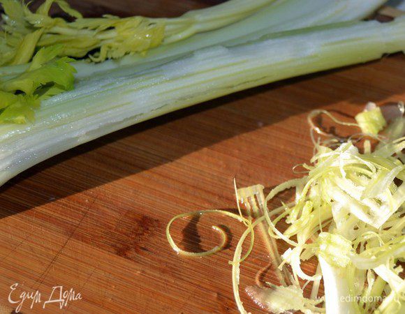 У черешков сельдерея удалить волокнистую часть.