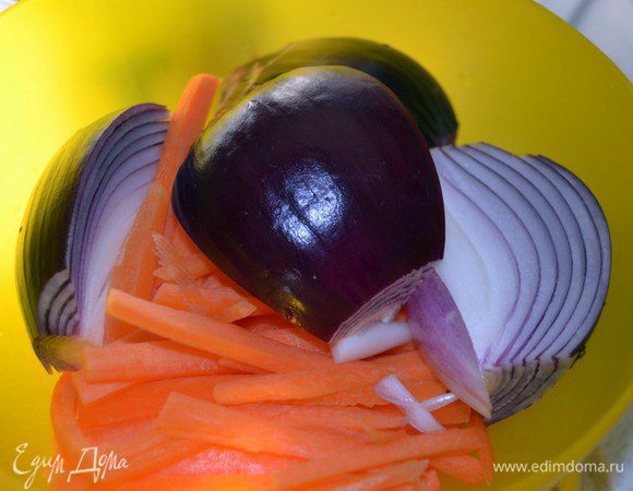 Морковь почистить и нарезать соломкой. Лук почистить и если мелкий, то оставить его целым. У меня не было мелкого белого лука и я решила использовать красный и большой. Я его разрезала на четыре части.