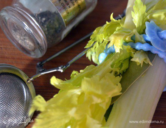 Подготовим букетик: связать сельдерей, лаврушку (я взяла два листика), тимьян у меня был только в сушеном виде, я решила положить его в ложку для заваривания чая. Ох...видел бы меня Поль ))