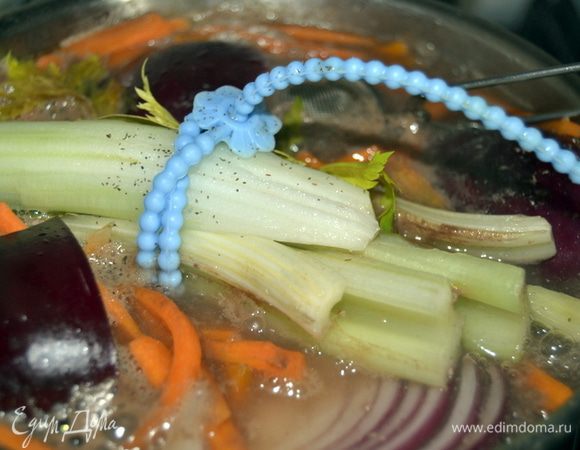 Когда пена перестанет образовываться, добавить к мясу морковь, лук, букет гарни, перец три горошка и соль. Накрыть крышкой и варить час на слабом огне.