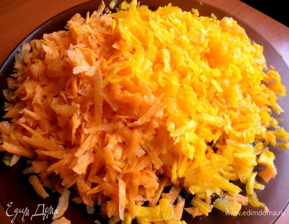 Натереть очищенные овощи на крупной тёрке.