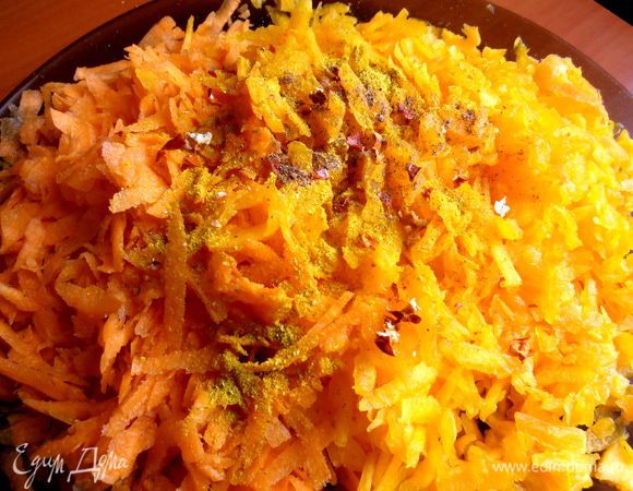 Добавить карри, чили, мускатный орех...