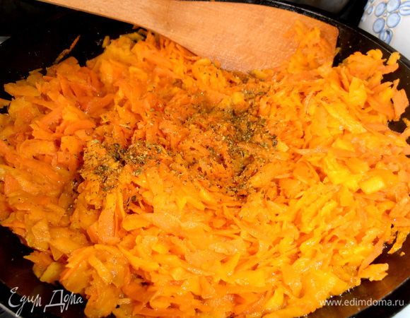 Обжариваем всё на сливочном масле. Вначале я добавила растительного масла. Немного зелени не помешает...