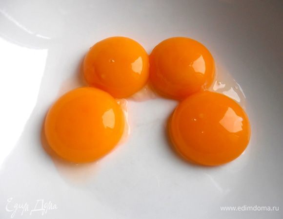 Желтки кладём в миску,где будет основа для выпечки рулета.