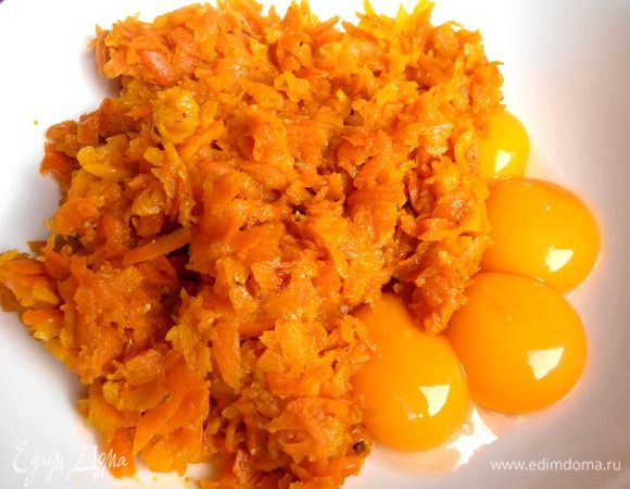 Перекладываем к ним потушенные овощи. Немного даём остыть и перемешиваем.