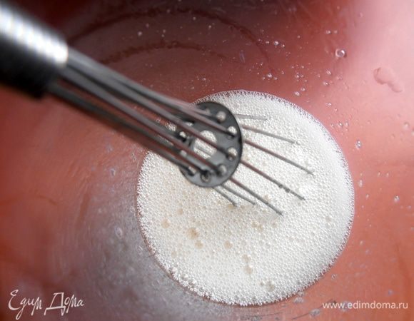 Взбиваем отдельно белки венчиком.