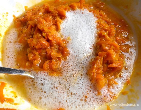 И переливаем к общей массе! Перемешиваем.