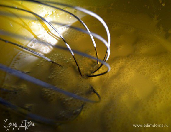 Сливки соединить с желтками и немного взбить.