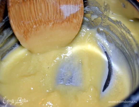 Масло растопить и добавить муку. Перемешать деревянной ложкой. Следить чтобы не подгорело.