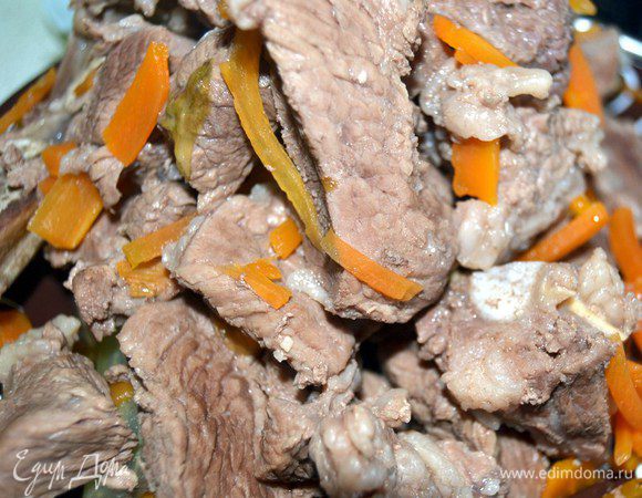 Мясо и овощи выложить на подогретое блюдо. Отставить в сторону, но оно не должно остыть.