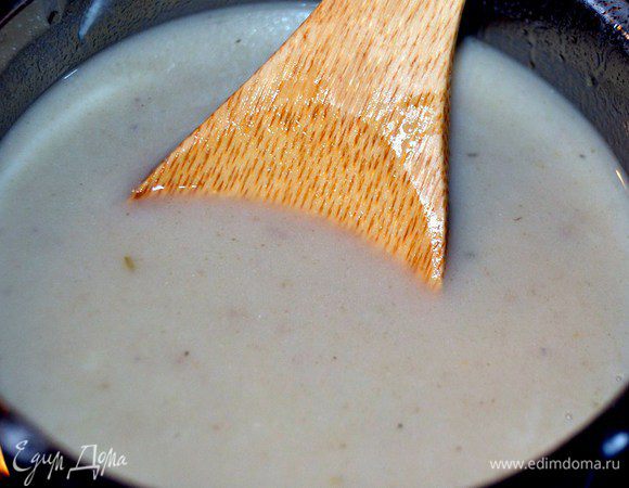 В масло с мукой добавляем тонкой струйкой горячий мясной бульон. Но не весь, где-то половину или чуть больше. Перемешиваем интенсивно, чтобы не образовались комочки. Даем прокипеть несколько минут.