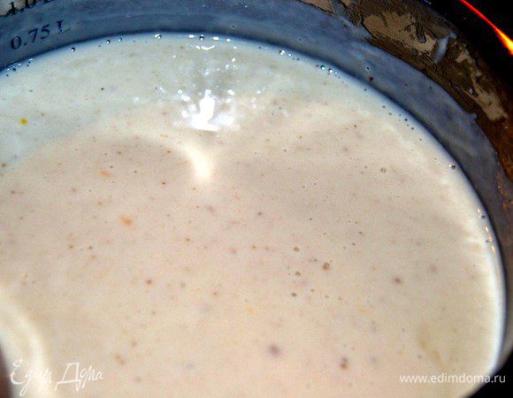 Горячий соус соединить со сливками,смешанными с желтками. Непрерывно перемешиваем. Затем добавить лимонный сок и оставшийся бульон, перемешать. Если необходимо посолить и поперчить.